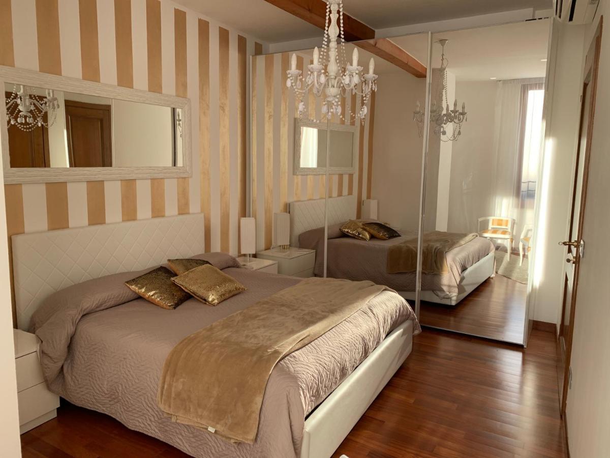 Palazzo Teatro Vecchio-Holiday Suites Salò Exteriör bild