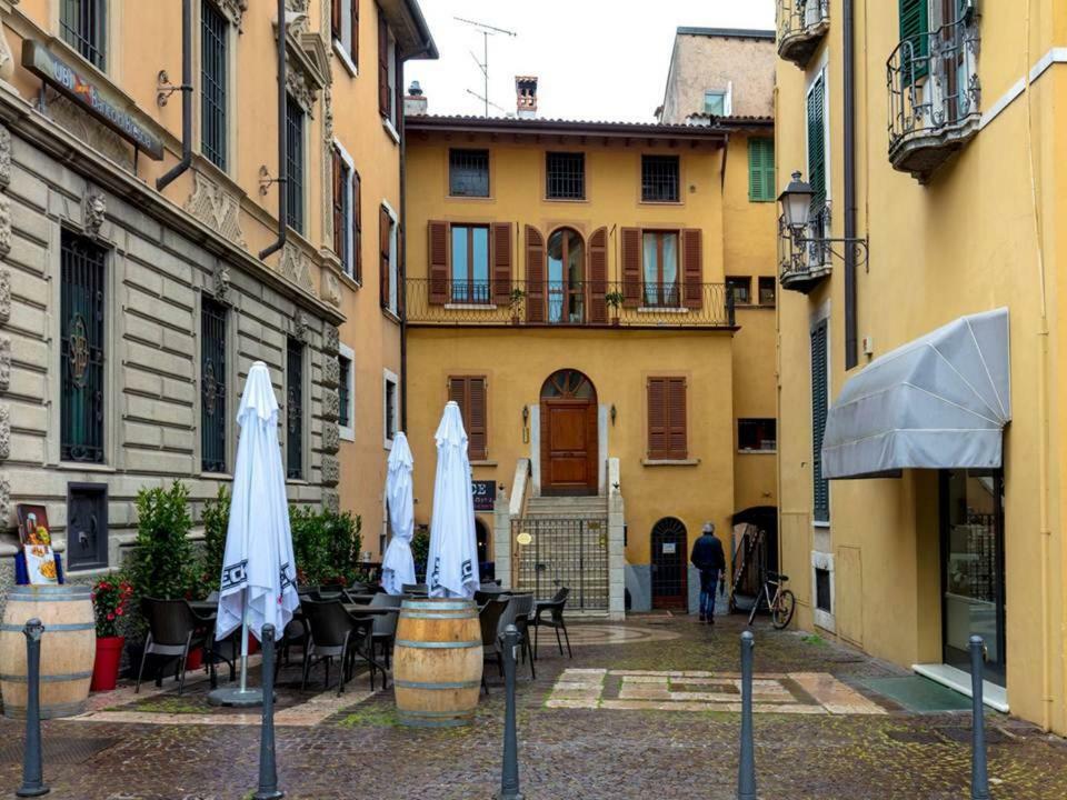 Palazzo Teatro Vecchio-Holiday Suites Salò Exteriör bild