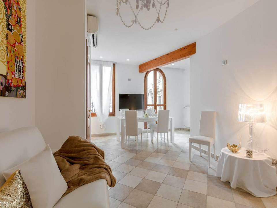 Palazzo Teatro Vecchio-Holiday Suites Salò Exteriör bild