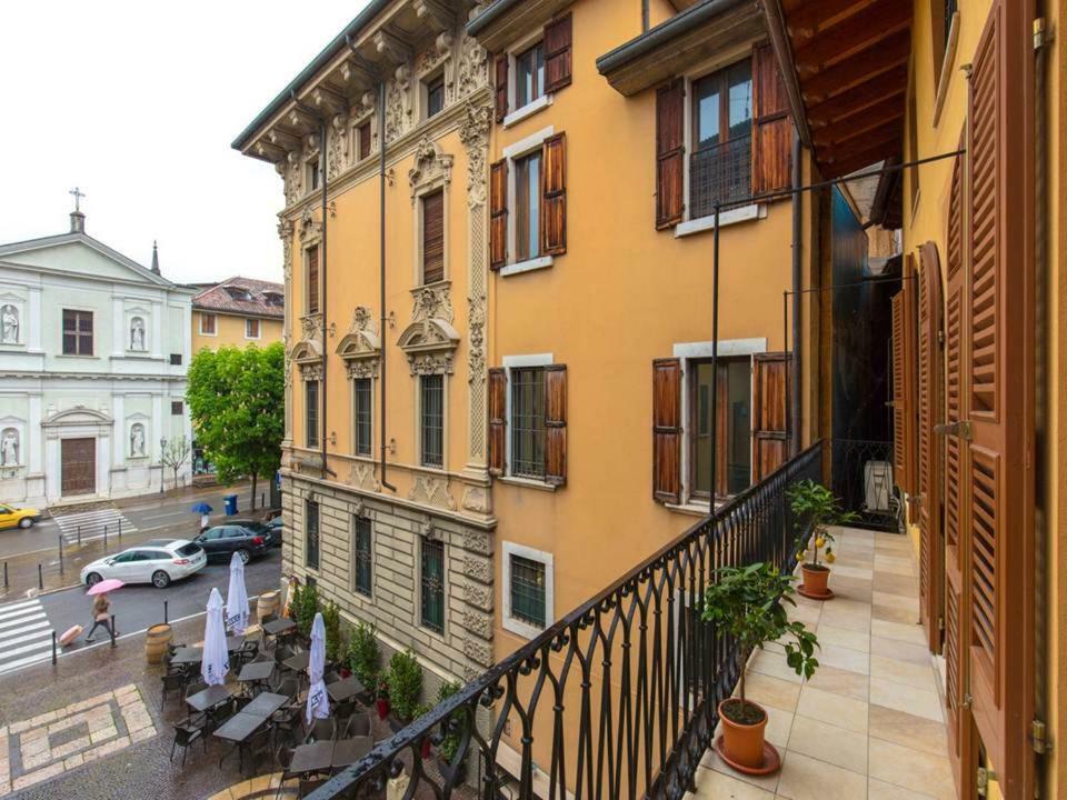 Palazzo Teatro Vecchio-Holiday Suites Salò Exteriör bild